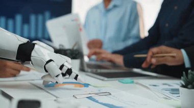 İş adamları yapay zeka destekli analizleri veri güdümlü stratejileri geliştirmek, tahminleri iyileştirmek ve iş performansını optimize etmek için kullanıyor. Noogenesis Yapay Zeka