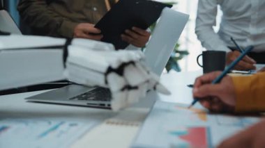 İş adamları, yapay zekanın modern işyerlerindeki evrimini vurgulayarak, karar verme mekanizmasını geliştirmek için yapay zeka araçlarından yararlanıyor. Noogenesis Yapay Zeka