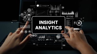 Veri Görselleştirmeleri ve İstatistik Grafikleri Arayüzü 'nü gösteren İç Görüş Analitik Kontrol Paneli ile Eller Klavyede. Asemptotik akıllı veri analitiği.