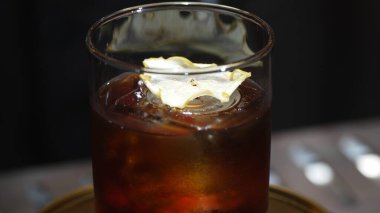 Dönüşümlü karışık dumanlı kokteyl bardağının açılışına yaklaştık. Kurutulmuş elma dilimi üzerine süsledik. Alkol serinletici vitrine odaklanarak reklamda özel bir içecek hazırladık. Vinosity.