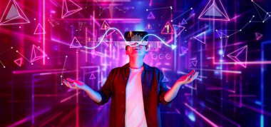 Borsa verileri ve analizleriyle uğraşmak için sanal gerçeklik teknolojisini kullanan bir kişinin neon ışıklı bir ortamda canlı ve fütüristik bir tasviri. XDMCP