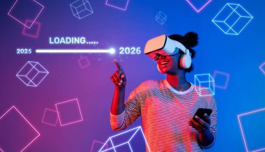 Neşeli genç bir kadın, 2025 'ten 2026' ya renkli bir dijital ortamda geçiş sürecini görsel olarak temsil eden bir yükleme çubuğuyla büyüleyici bir sanal gerçeklik deneyimi yaşıyor. XDMCP