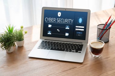 Bilgisayar ekranındaki siber güvenlik sistemi özel bilgileri bilgisayar korsanlarından ve siber saldırılardan koruyor.