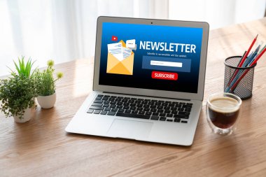 Müşterilerin abone olmak için bilgisayardaki haber belirleme sayfası Sugly Newsletter güncelleme bilgilerini aboneye aktarması