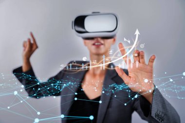 İş adamı iş büyümesi için ölçümleri değerlendirir, genişleme hedefleri koyar. Yenilik ve strateji yoluyla sürekli iş büyümesini teşvik etme kavrayışları. FaaS