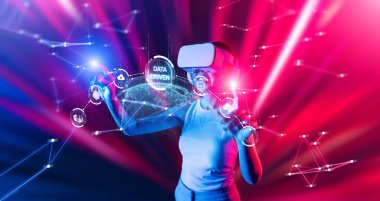 Bu resim sanal gerçeklik teknolojisiyle uğraşan, çevrimiçi ticareti geliştirmek ve yenilikçi çözümler üretmek için veri güdümlü stratejileri vurgulayan bir kişiyi gözler önüne seriyor. XDMCP