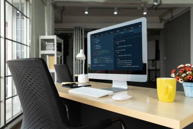 Model uygulama ve program kodlaması için bilgisayar ekranında yazılım geliştirme programlama