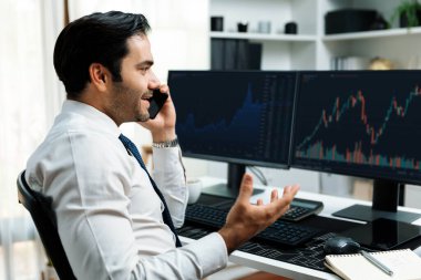 İki borsa yatırımıyla danışman ya da ortağı arayan tüccar işadamı, veri analizini yüksek kârlı dinamik teknoloji borsasına yatırım yapmak için karşılaştırdı. Tahmin et..