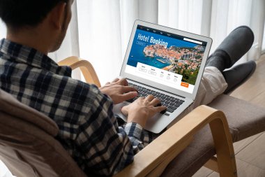 Çevrimiçi otel konaklama rezervasyon sitesi mod rezervasyon sistemi sağlar. Seyahat teknolojisi kavramı .