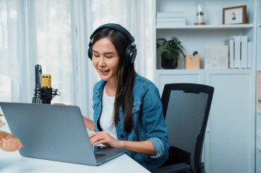 Kot pantolon giyen, yaratıcı yayın yapan genç Asyalı sunucu stüdyo dinleyicisiyle günlük hayatta pazarlamayı ya da danışmanı tanıtmayı online olarak anlatıyor. Taktik.