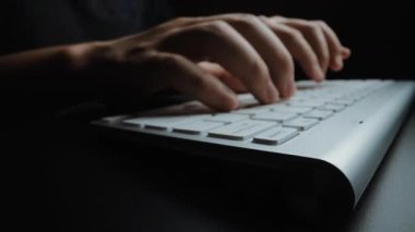 Bilgisayar klavyesinde elleri ve parmaklarıyla yazı yazan yakın plan bir adam. Makro yumuşak odaklı bebek çekimi. Bilgisayar programlama, mesajlaşma çevrimiçi mesajlaşma ve çevrimiçi pazarlama işi konsepti. Topla