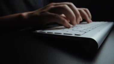 Bilgisayar klavyesinde parmaklarıyla daktilo eden hızlandırılmış yakın çekim adam. Makro yumuşak odaklı bebek çekimi. Bilgisayar programlama, mesajlaşma çevrimiçi mesajlaşma ve çevrimiçi pazarlama işi hiperhız kavramı. Topla