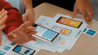 Mobil uygulama ya da web sitesi için kullanıcı arayüzü prototipi planlayan şirket çalışanlarının panorama videosu. UX UI tasarım beyin fırtınası kullanıcı dostu arayüz planı tasarlıyor. Sinerjik