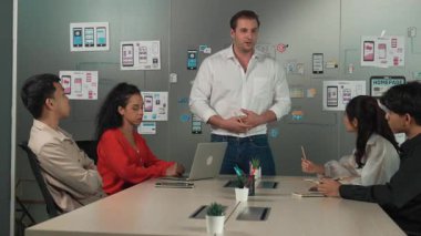 Bir grup profesyonel iş adamı Ux ve Ui tasarımı hakkında konuşuyor. İşbirlikçi çeşitli iş adamları pazarlama planı hakkında beyin fırtınası yapıyor. Birlikte çalışan iş adamları. Yönlendirici.