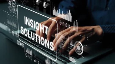 Eller Klavyede Veri Görselleştirme ve İç görü Çözümleri Teması ile Modern Ofis Ayarlarında Yazıyor. Asemptotik akıllı veri analitiği.