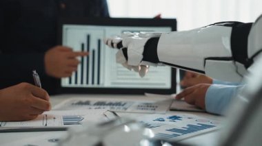 İş stratejistleri karmaşık analizleri yapay zeka araçlarıyla yorumlayarak, işbirlikçi takım çalışması yoluyla verimli pazarlama yaklaşımları yaratıyorlar. Noogenesis Yapay Zeka