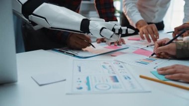 Yapay zeka teknolojisinin gerçek zamanlı iş anlayışları ve analizleri sağlayarak karar verme mekanizmasını geliştirdiği bir şirket toplantısı. Akıllı otomasyonu gösteriyor. Noogenesis Yapay Zeka