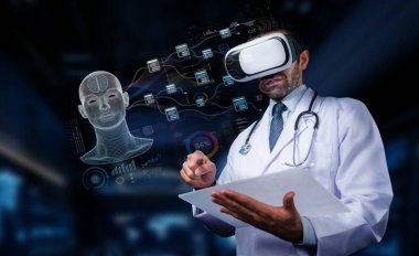 Sanal gerçeklik deneyimine dalan bir tıp uzmanı gelişmiş teknolojiyi kullanarak son teknoloji bir sağlık ortamında holografik verileri analiz ediyor. PHMT
