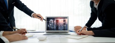 Kaliteli standartları karşılamak için çevrimiçi şirket işleri için uyum sistemi