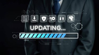 Takım elbiseli bir işadamı, dijital ilerleme çubuğu ve çeşitli simgelerle, teknolojiyi ve yeniliği temsil eden karanlık bir arkaplana karşı duruyor. Dörtgen