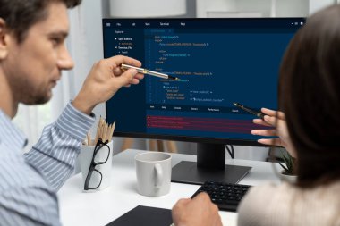 Uygulama ve program kodlaması için bilgisayar ekranında yazılım geliştirme programlama