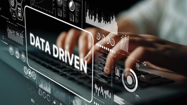 Elleri Klavyede Grafik ve Veri Analitik Görsel Analizleriyle Yazıyor Veri güdümlü Sezgiler ve Teknoloji Eğilimlerini Vurguluyor. Asemptotik akıllı veri analitiği.