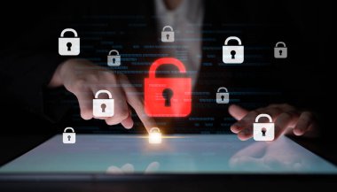 Siber güvenlik ihlalini gösteren dijital güvenlik kavramı, güvenlik sistemleri arasında veriye maruz kaldığını belirten kırmızı bir asma kilit, sistem savunmasızlığını ve Latch riskini vurguluyor.