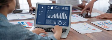 İş veri paneli pazarlama stratejisi planlaması için canlı iş zekası analizi sağlar