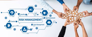 Bu görsel gösterimde takım çalışması ve işbirliği yoluyla risk yönetiminin özünü keşfetmek, denetimi, güvenliği ve kriz yönetimi stratejilerini vurgulamak. Dostluk