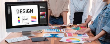 Web sayfasının modern tasarımı ve bilgisayar ekranında gösterilen ticari canlı reklamlar için grafiksel tasarımcı yazılımı