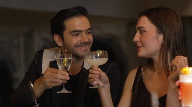 Akıllı bir çift, martiniyle kadeh kaldırıyor zeytinli martini ve margaritanın tadını çıkartıyor keyifli sohbetler ederek keyifli sohbetler ediyor gece kulübünde özel bir şeyler içiyoruz. Vinosity.