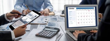 İş zekası ve veri analizi kavramı. Analizci ekibi laptop ekranında finansal veri analizi üzerinde çalışıyor. Etkili iş stratejik planlama için pazarlama göstergesi olarak. İçgörü