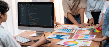 Uygulama ve program kodlaması için bilgisayar ekranında yazılım geliştirme programlama