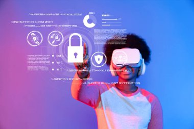 Sanal gerçeklik teknolojisini kullanan bir kişi, dijital çağda gizlilik ve veri korumanın önemini gösteren holografik siber güvenlik unsurlarıyla etkileşim içindedir. XDMCP