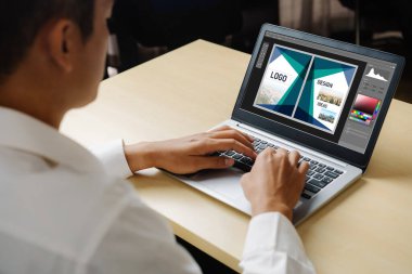 Web sayfasının modern tasarımı ve bilgisayar ekranında gösterilen ticari reklamlar için grafiksel tasarımcı yazılımı