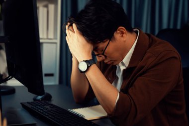 Stresli yüzü olan zeki bir işadamı, gece geç saatlerde ofiste yüksek satış gelirleri olan müşteriden e-posta bekliyor. Şirket projesinde çalışıyor. İnfobahn.