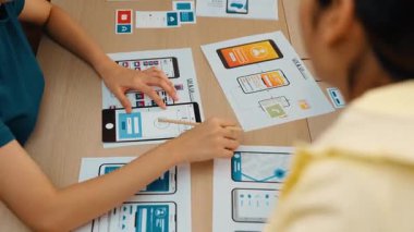 Mobil uygulama ya da web sitesi için kullanıcı arayüzü prototipi planlayan şirket çalışanlarının panorama videosu. UX UI tasarım beyin fırtınası kullanıcı dostu arayüz planı tasarlıyor. Sinerjik