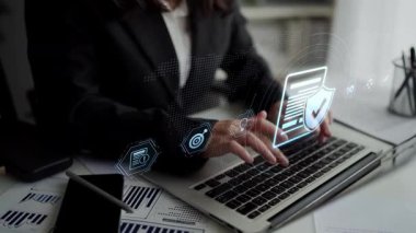 Uyum, standartlar, yasalar ve politikalarla uyumluluğu güvence altına alır. Güçlü bir uyum sistemi düzenlemelerin uygulanmasına, örgütlerin korunmasına ve küresel uyum sağlanmasına yardımcı olur. Muxer