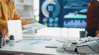 AI tarafından oluşturulan veri analizleri danışman rehberliği, piyasa stratejilerinin iyileştirilmesi ve iş işbirliğinin geliştirilmesi konusunda bilgi veriyor. Noogenesis Yapay Zeka