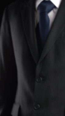 İşadamı robot sanayi devriminin ima edici teknolojisinin hologramını gösterdi. Sanal artırılmış gerçeklik, geleceksel HUD oluşturmak için 3 boyutlu görüntüleme ve animasyon ile oluşturulmuştur. .