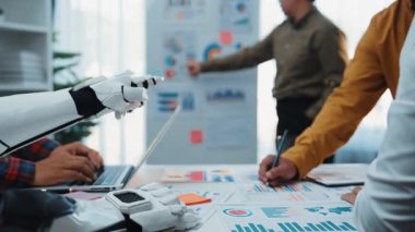 İş stratejistleri, yapay zeka analizlerinin görüşlerini yorumluyor, yenilikçi pazarlama yaklaşımlarını şekillendiriyor ve daha net proje sonuçlarına yönelik takım çalışmalarını düzene sokuyor. Noogenesis Yapay Zeka