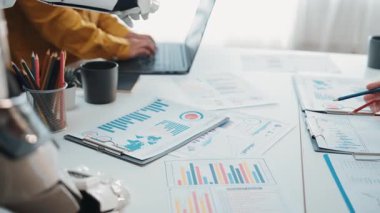 Danışmanların analitik ve stratejik planlamayı geliştirmek için akıllı teknolojileri kullandıkları yapay zeka odaklı iş birliği. Noogenesis Yapay Zeka