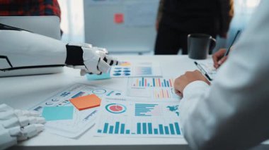 AI güdümlü analitikler, danışmanların karmaşık pazar verilerini hızlı bir şekilde çözmelerine, pazarlama stratejilerini düzene sokmalarına ve üretken takım tartışmalarını desteklemelerine yardımcı oluyor. Noogenesis Yapay Zeka