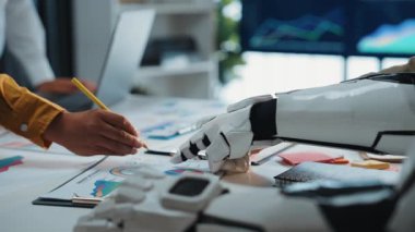 Verimliliği artırmak, verileri analiz etmek ve stratejik planlamayı geliştirmek için yapay zeka kullanan iş adamları. Noogenesis Yapay Zeka