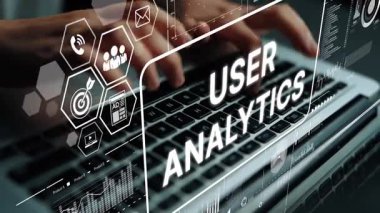 İnteraktif Stok Fotoğrafında Klavye ve Dijital Arayüz Elementleri ile Kullanıcı Analitik Veri Sezgileri. Asemptotik akıllı veri analitiği.