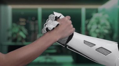 İnsanlar ve robotlar arasındaki uyumun sembolik bir temsili. Holografik bir küreye karşı el sıkışarak sürdürülebilirliği ve gelecekteki potansiyeli vurguluyor. Auvana