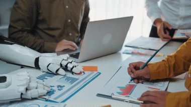 Performans değerlendirmesi ve piyasa araştırması için yapay zekanın danışmanlıktaki evrimini gösteren yapay zeka teknolojisiyle uğraşan iş adamları. Noogenesis Yapay Zeka