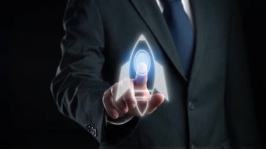 Takım elbiseli bir işadamı, elinde parlayan bir roket ikonu ve çeşitli pazarlama sembolleriyle dijital dünyada büyümeyi, yeniliği ve stratejik başarıyı temsil ediyor. Dörtgen