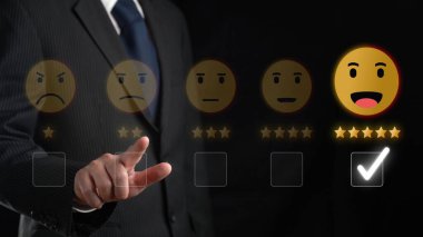 İş adamı müşteri memnuniyet değerlendirmesi verilerini analiz eder ve hizmet kalitesini artırmaya çalışır. Müşteri memnuniyeti ve sadakatini arttırmak için koz değerlendirmeleri. FaaS