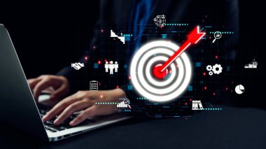 Bir dizüstü bilgisayarın bir hedefi vurduğu, teknolojiyi sembolize ettiği ve iş hedefleri ve yenilikçi stratejilere odaklandığı kavramsal görüntü. Dörtgen